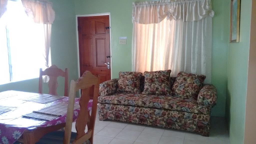 Yard Style Hotel Kingston Bilik gambar