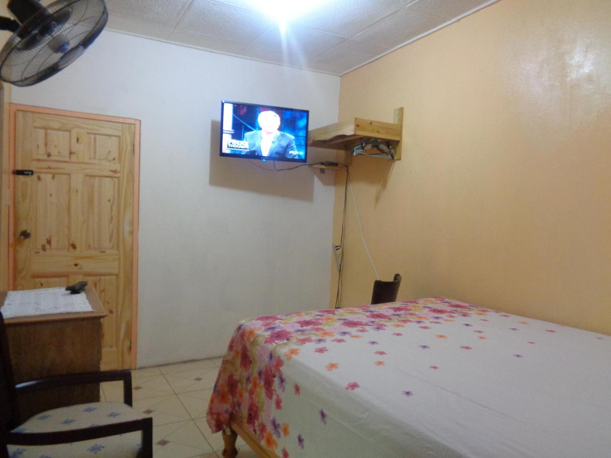 Yard Style Hotel Kingston Bilik gambar