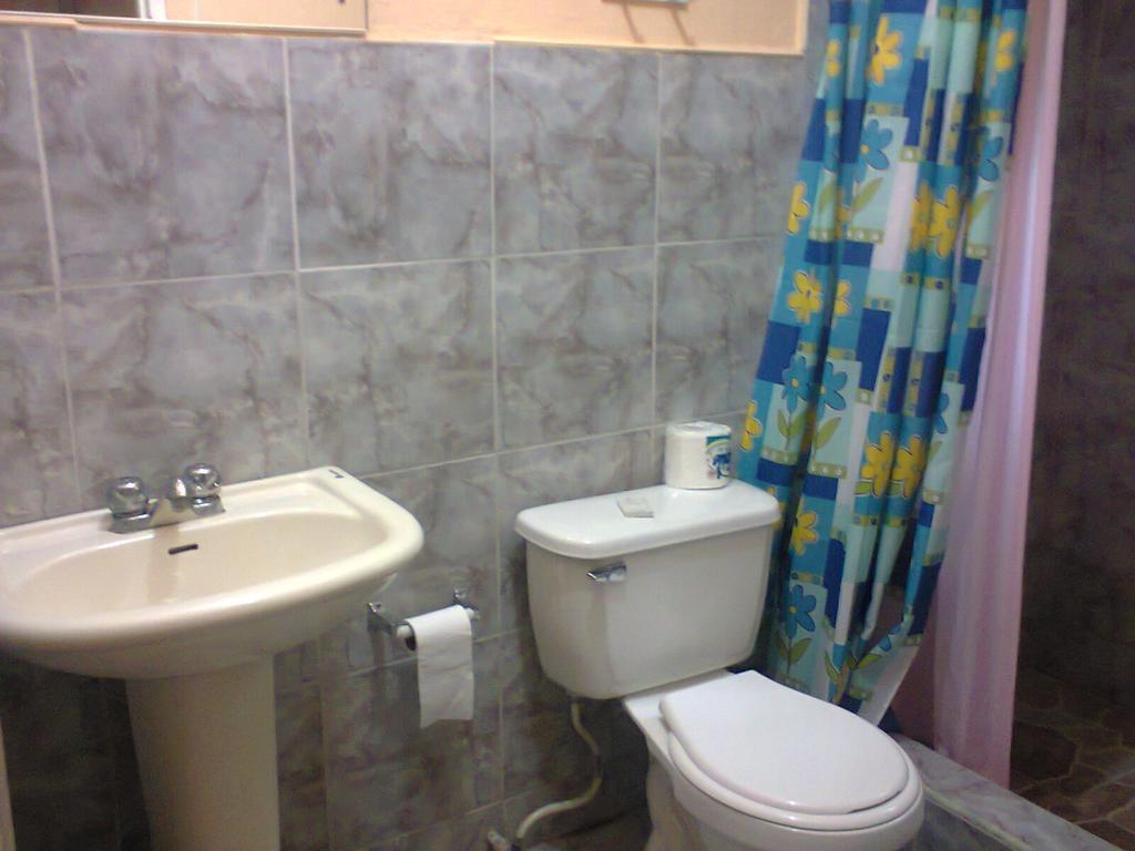 Yard Style Hotel Kingston Bilik gambar