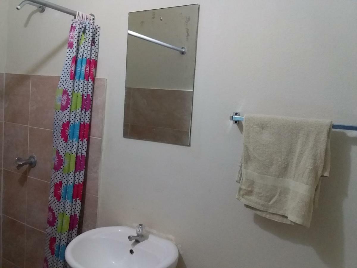 Yard Style Hotel Kingston Bilik gambar