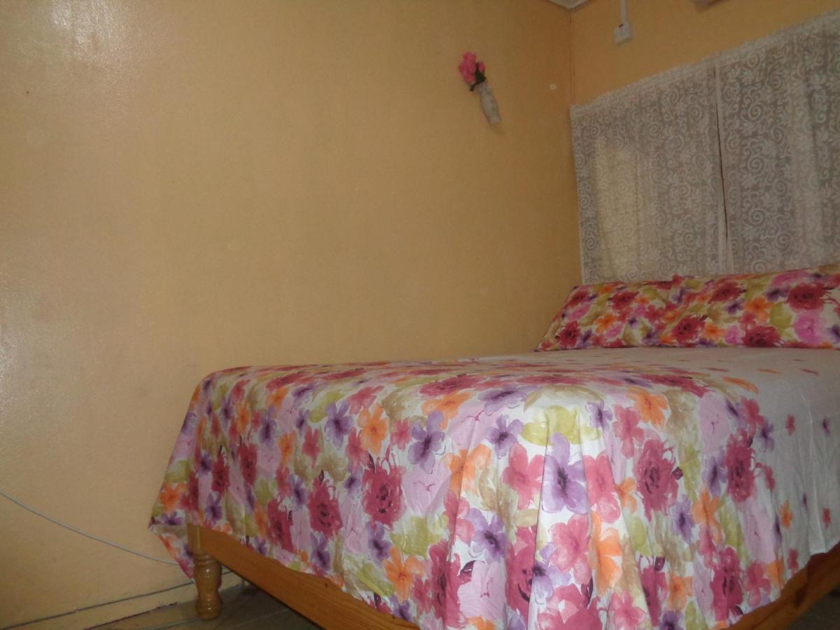 Yard Style Hotel Kingston Bilik gambar